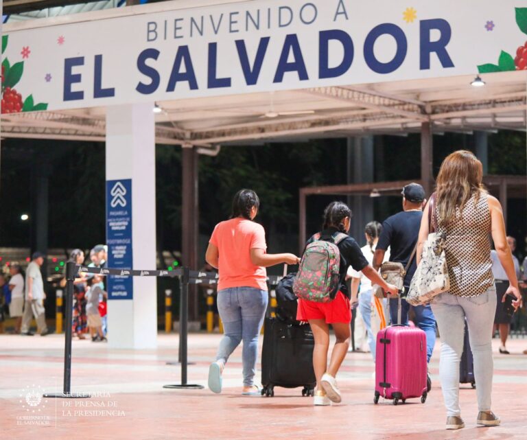 El Salvador espera 230,000 turistas en diciembre