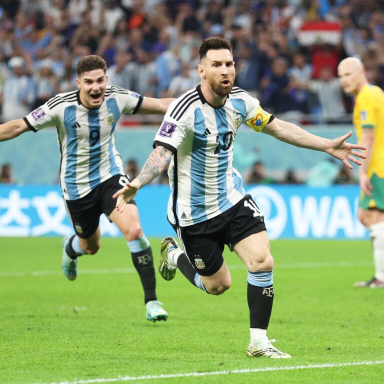 Messi cumple mil partidos y lleva a la albiceleste a cuartos de final