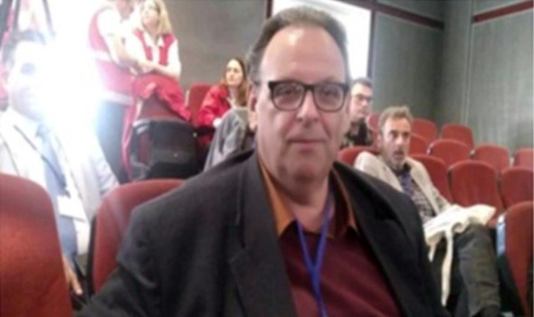 Isidoros Karderinis, periodista acreditado por el Ministerio de Asuntos Exteriores, miembro titular de la Asociación de Corresponsales de Prensa Extranjera de Grecia, novelista, poeta y letrista.